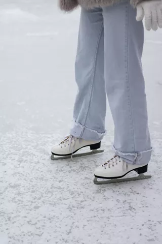 Image: Teen Volunteer Opportunity: Free Ice Skating Party for Youth